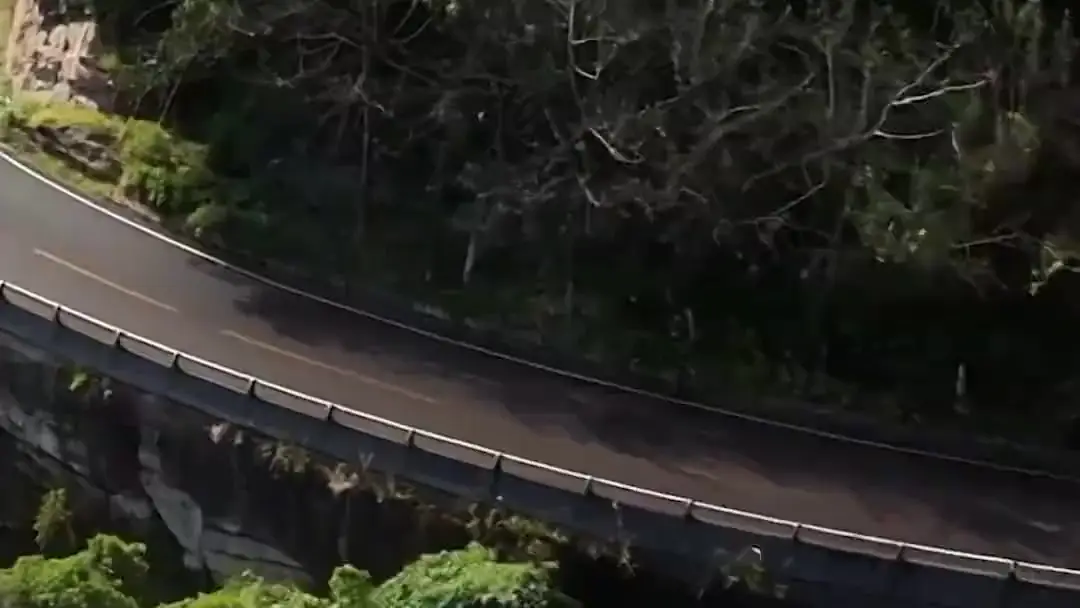 (مدبلج) سائق الشاحنات، أقوى مما تتخيل: عندما تتحول الممرات الجبلية إلى مسرح للصراع العاطفي