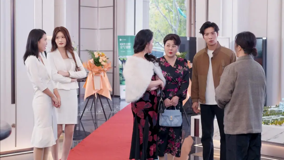 与君白首此人间：红毯上的阶级暗战，谁在替谁擦鞋？