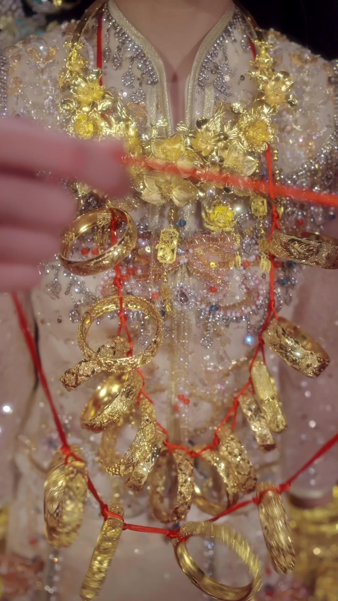 SON ÉPOUSE DES CHAMPS