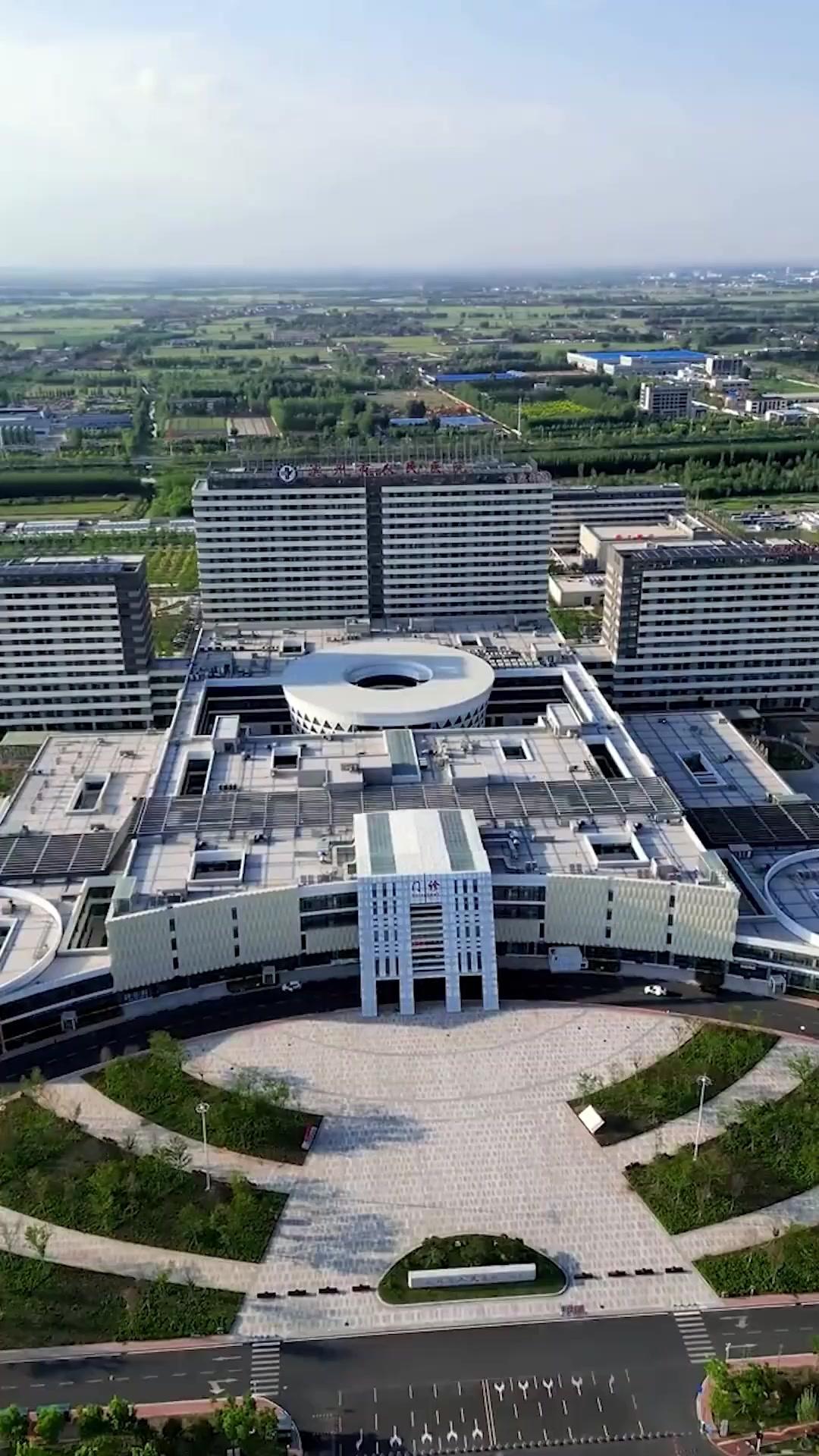 في قلبه تدور