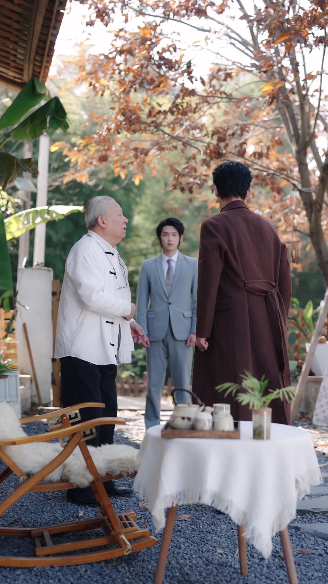 개틀링을 든 신부