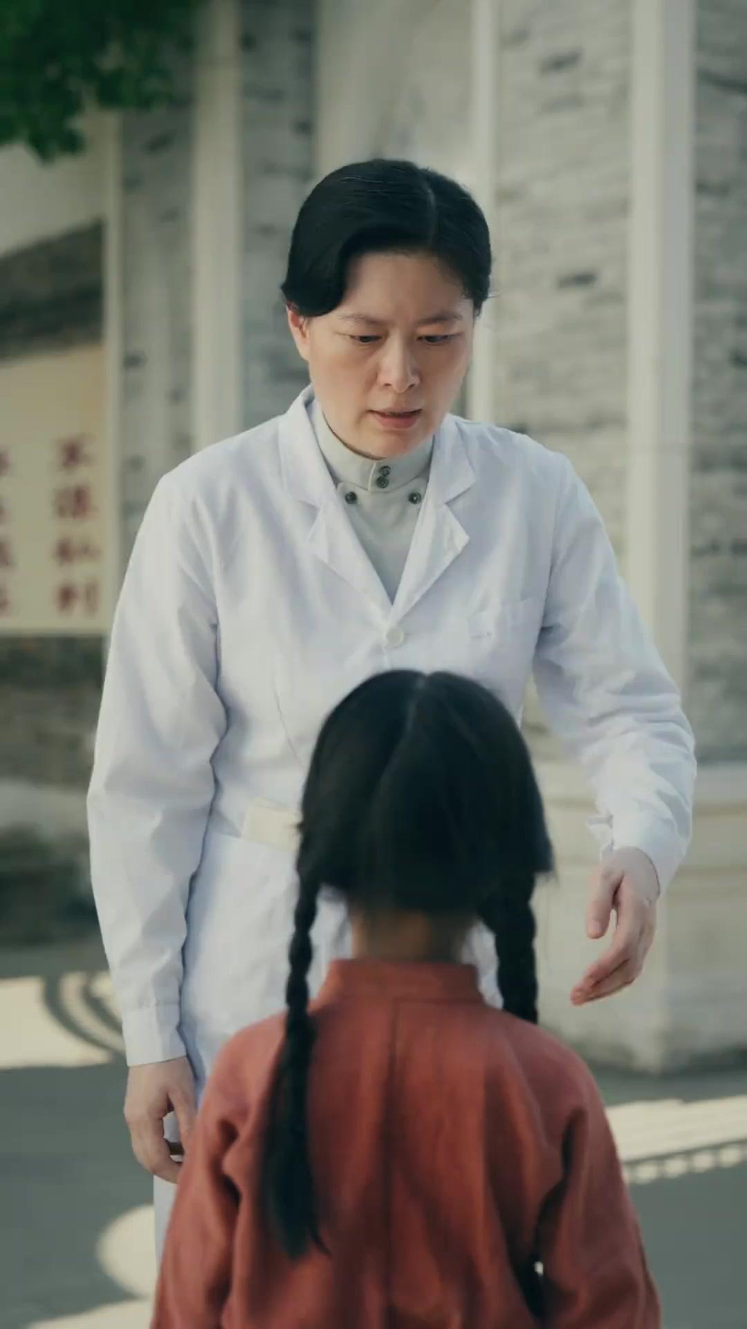 사령관 아빠, 구두 닦아줄까?