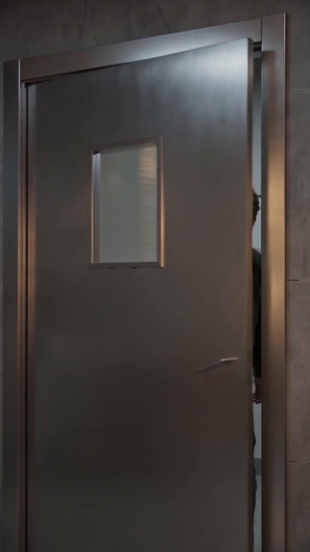 L'ossessione del dottore per la sua sorellastra incinta