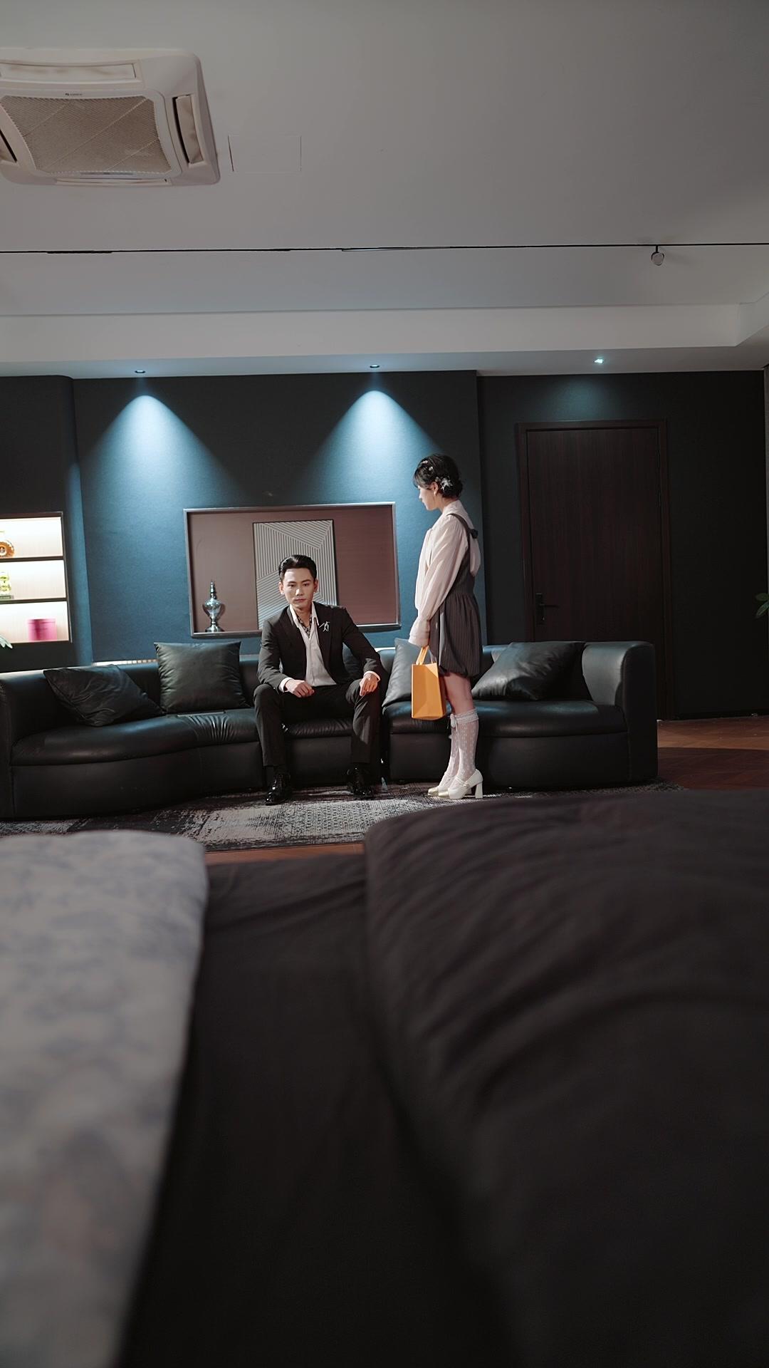 Help! My Reborn Queen Needs My Favor!