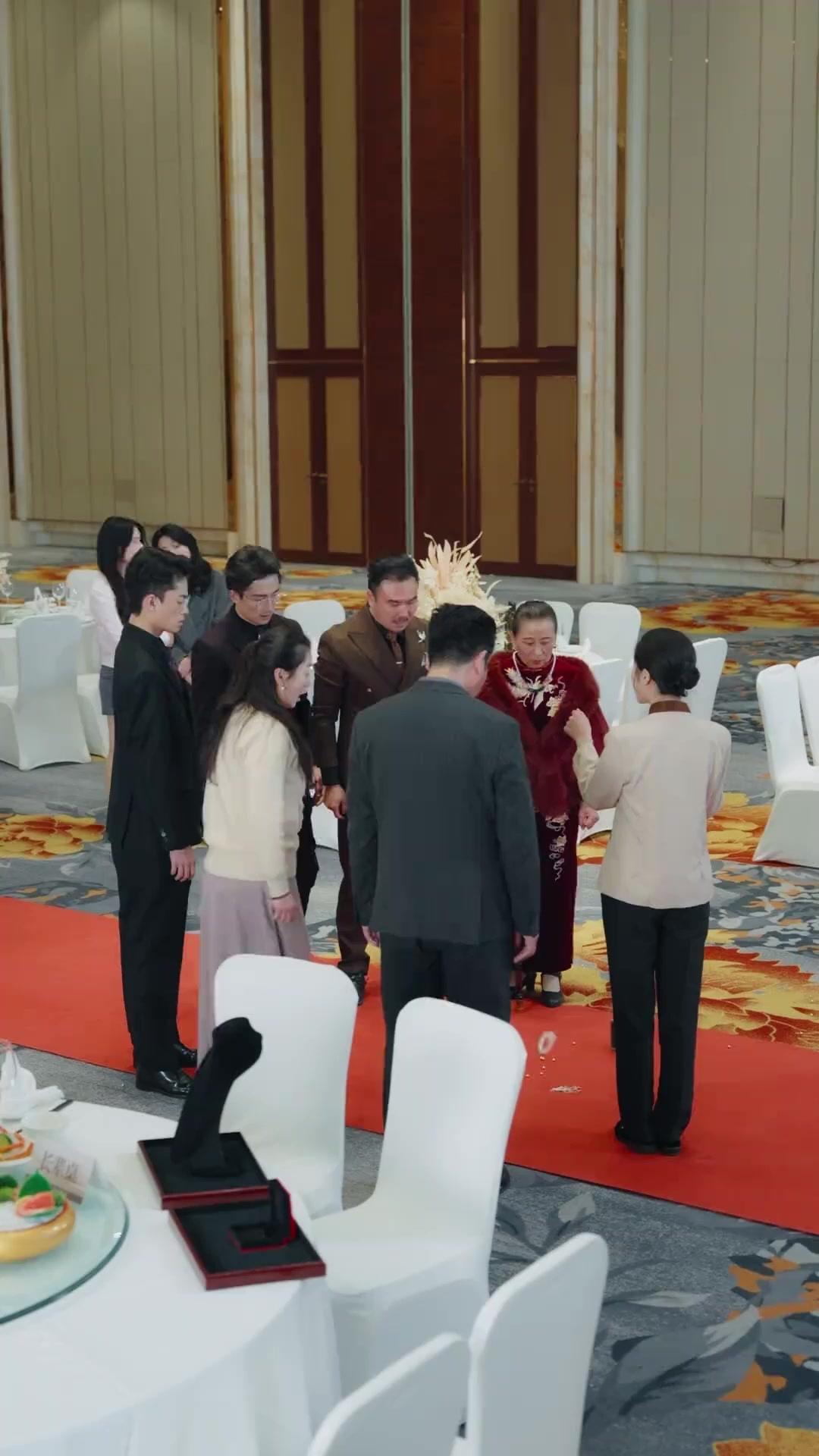 その宴、正体を明かすには十分だった