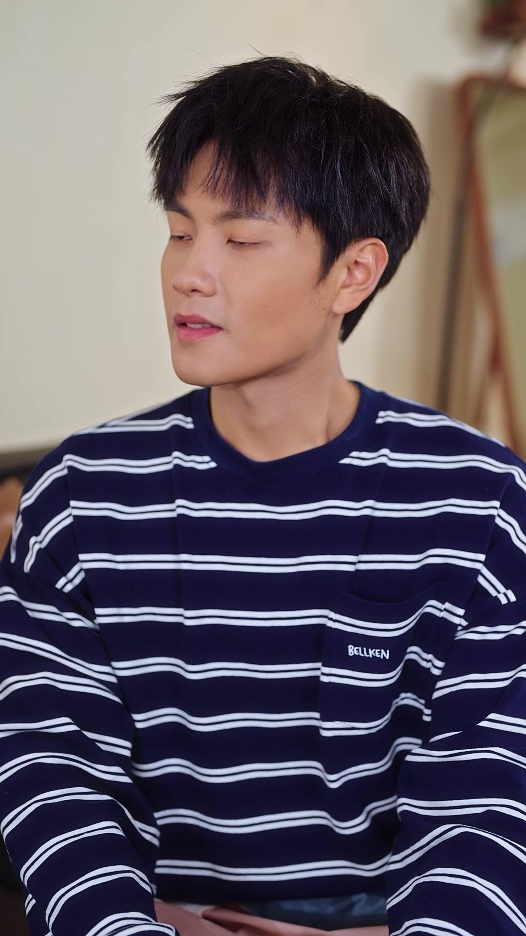 Campus Queen Falls for Me After My First Love Betrayed Me