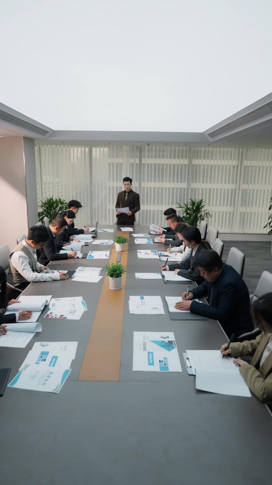 她當眾求婚白月光那天