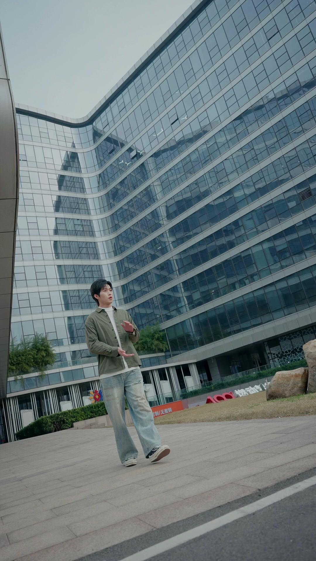 LE REGARD QUI PERCE TOUT