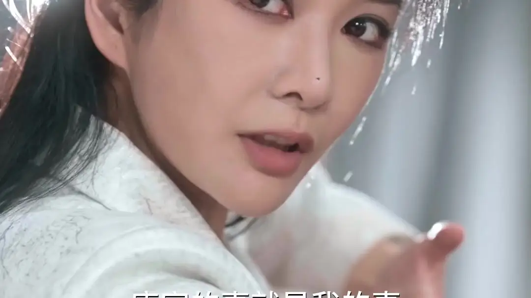 父女對視，淚在風裡