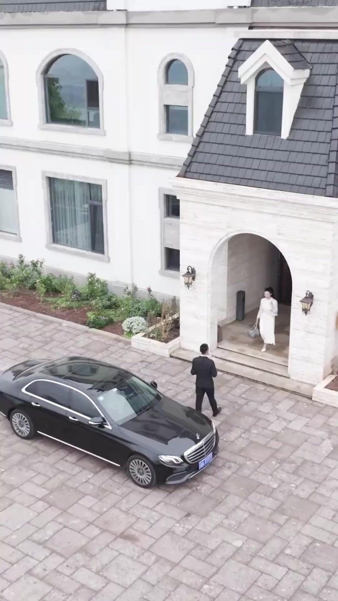 Madame nimmt die Maske ab!