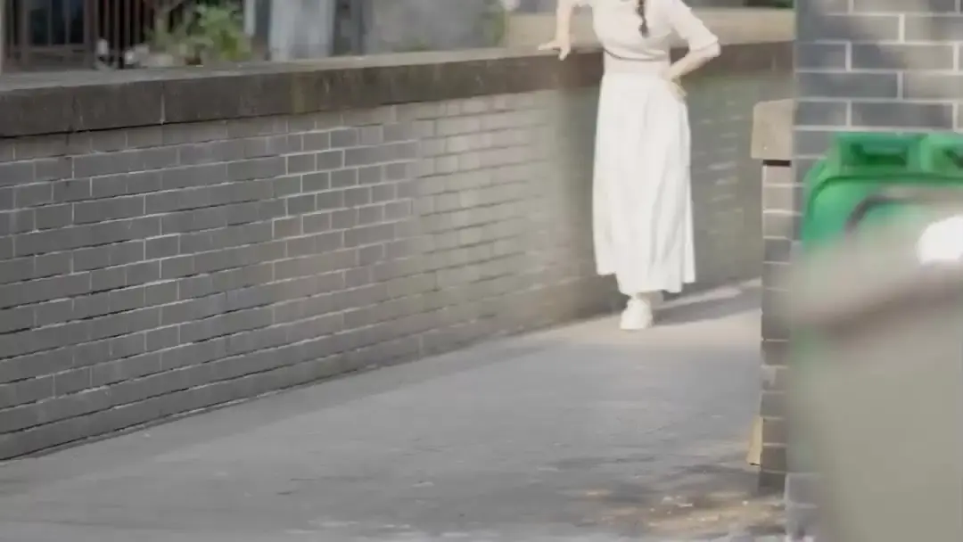 The Silent Heiress: When a Bow Unravels and a Dragon Smiles