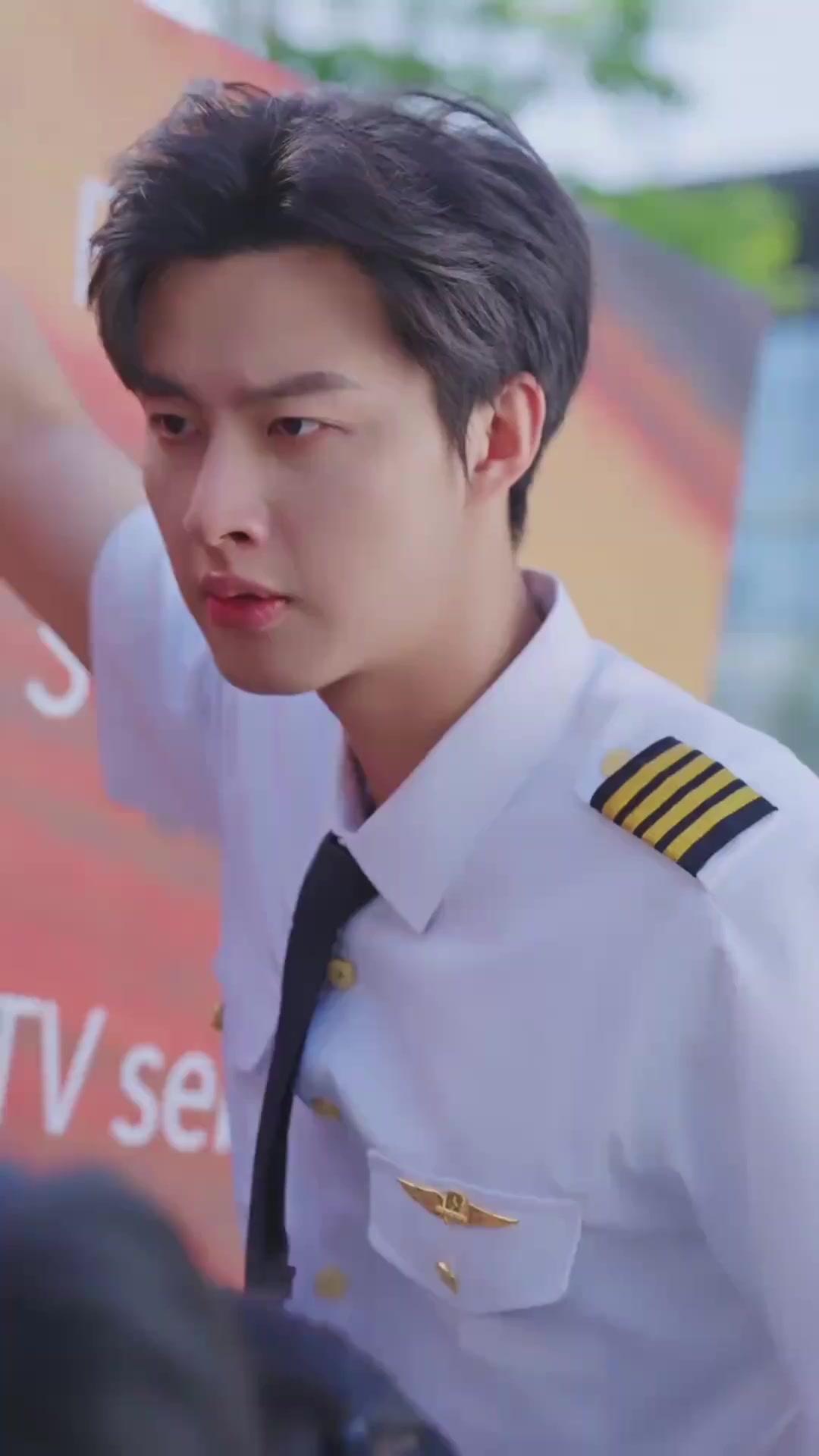 Der Elitepilot verwöhnt seine süße Bäuerin