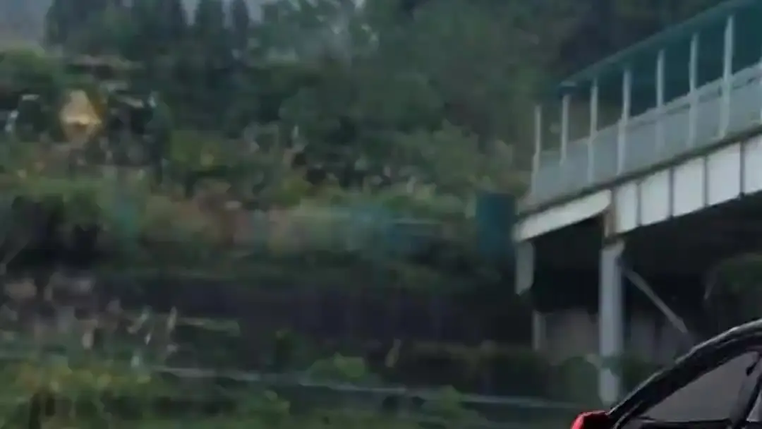 (مدبلج) سائق الشاحنات، أقوى مما تتخيل: عندما يتحول السباق إلى معركة قلوب