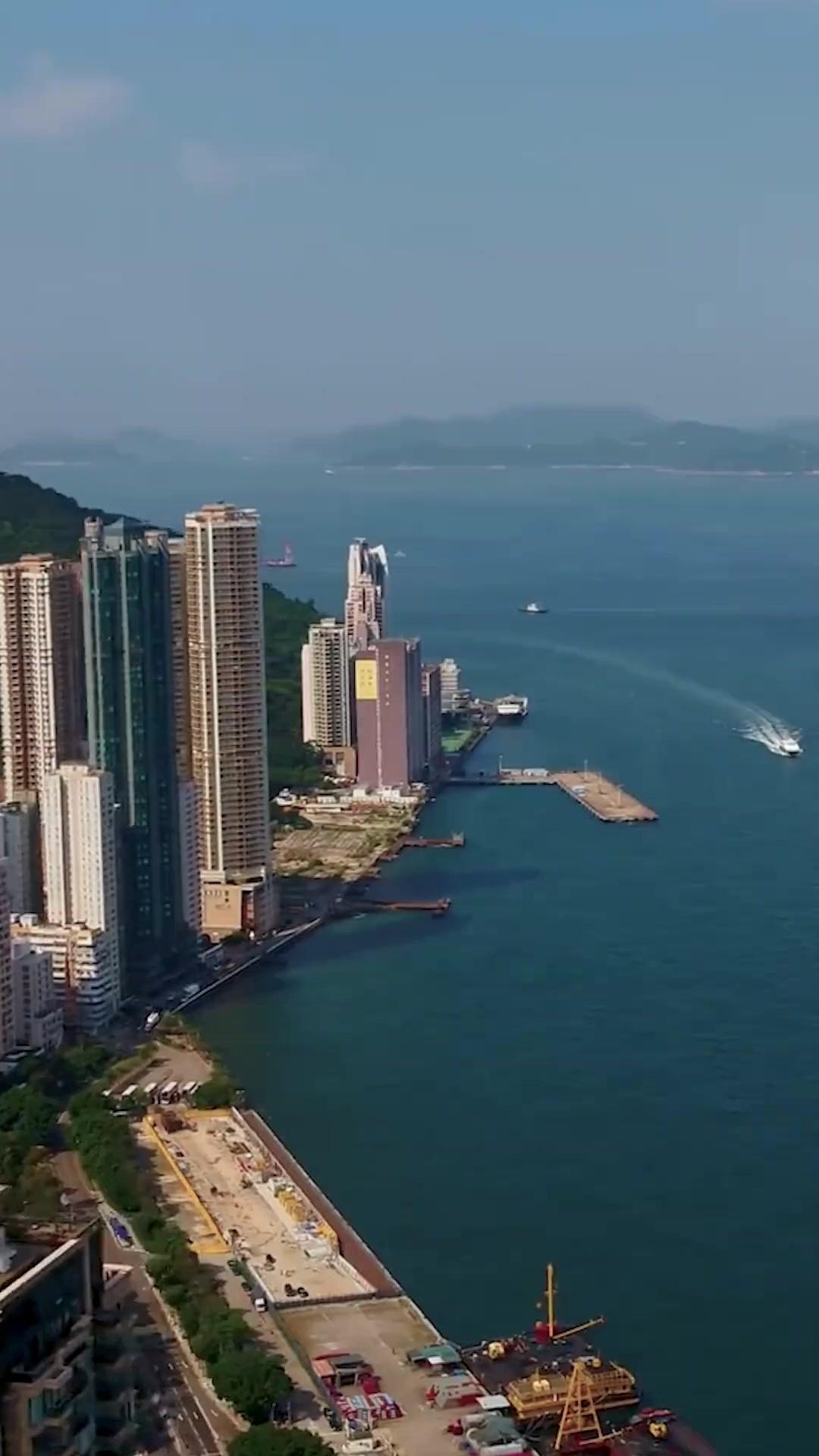 LE MILLIARDAIRE SOUS CONTRAT