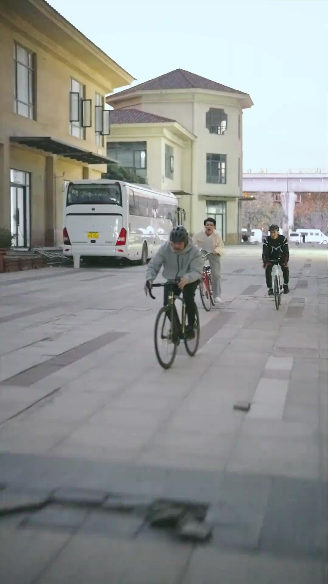  ملكة جمال الجامعة تقع في حب سباك