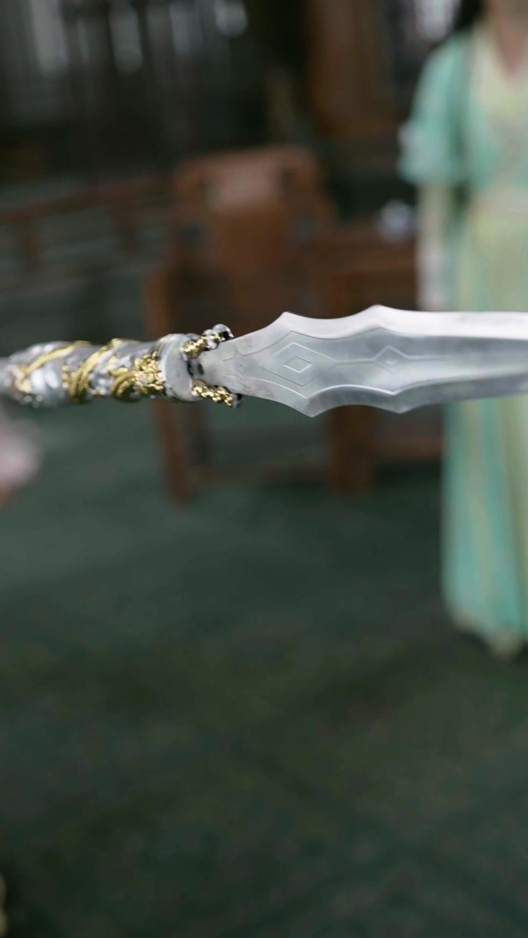 Takhta di Ujung Pedang