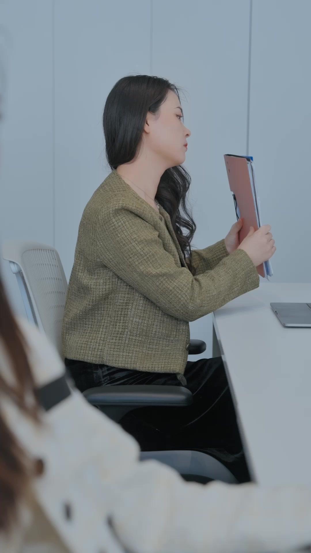 Istri Bos Bosan, Mulai Kerja Hari Ini