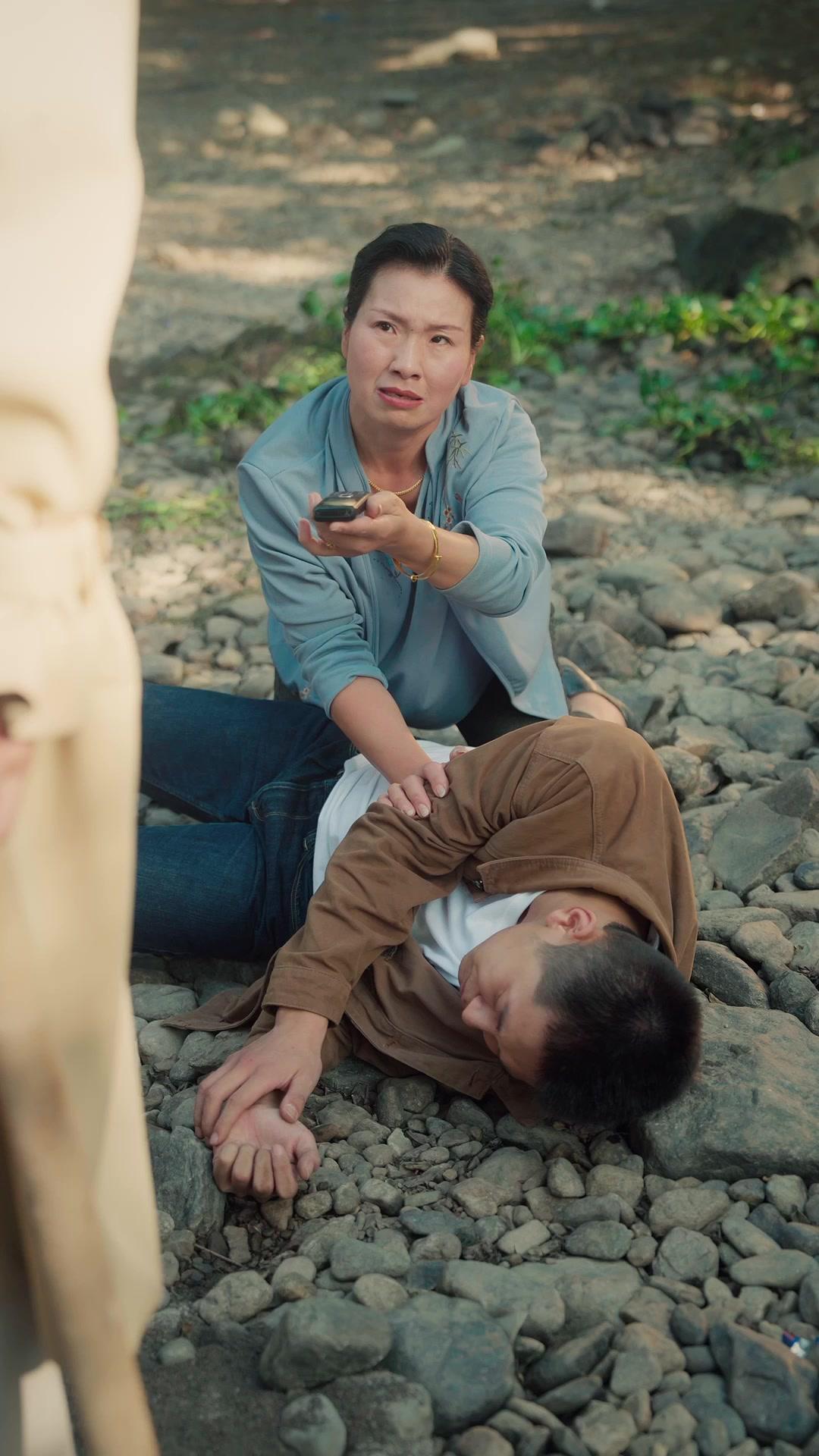 산을 넘어 희망을 찾는 소녀