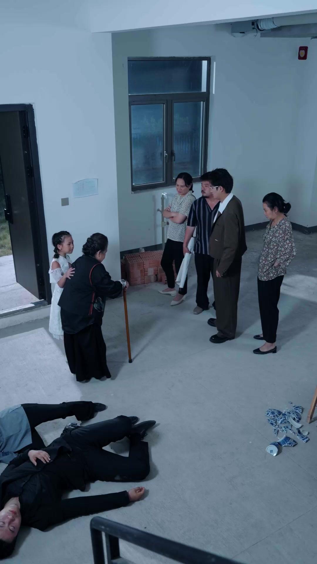 Phoenix Man vs. Billionaire Queen: Downfall