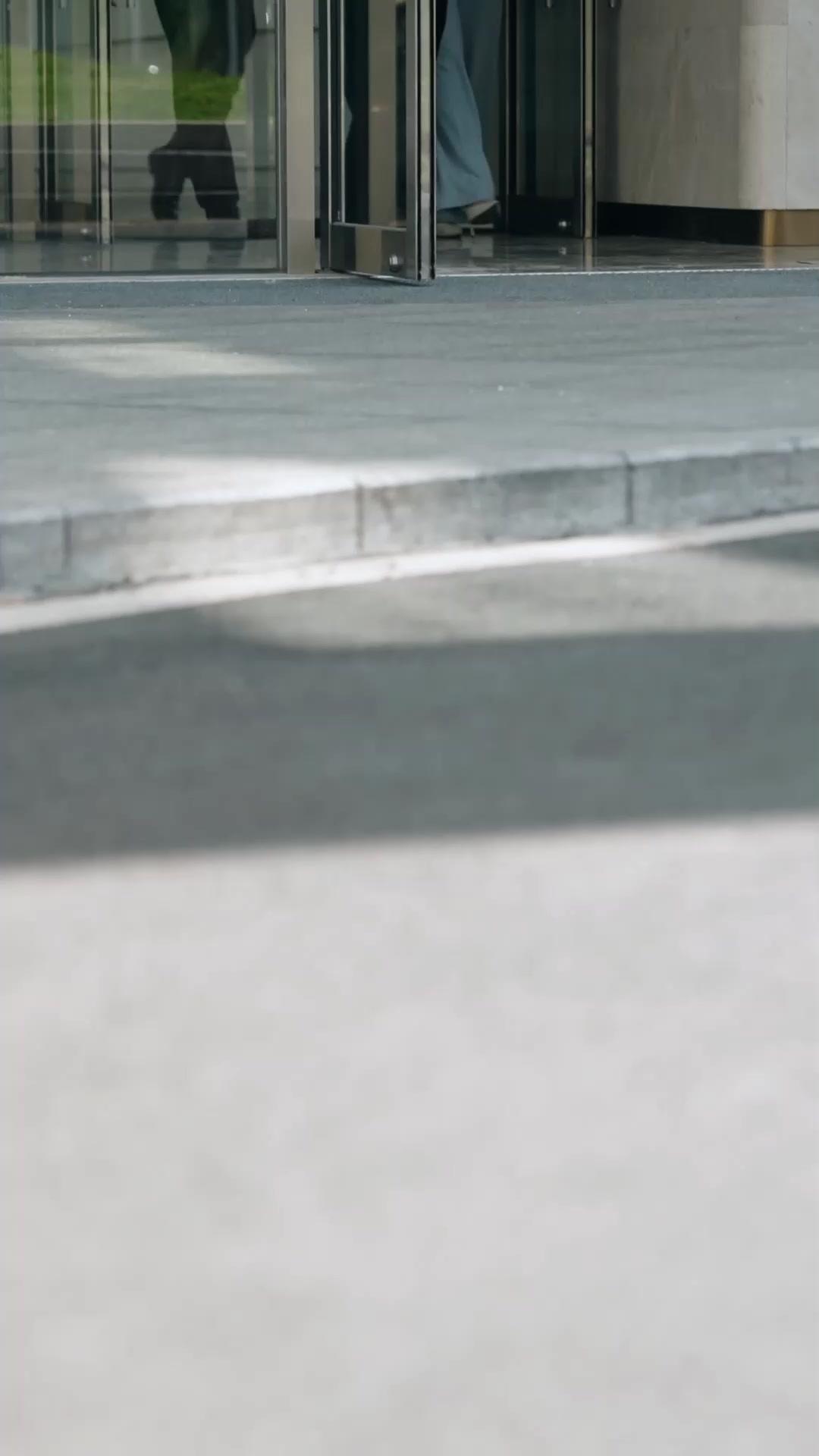 NE JOUEZ PAS AVEC ELLE !