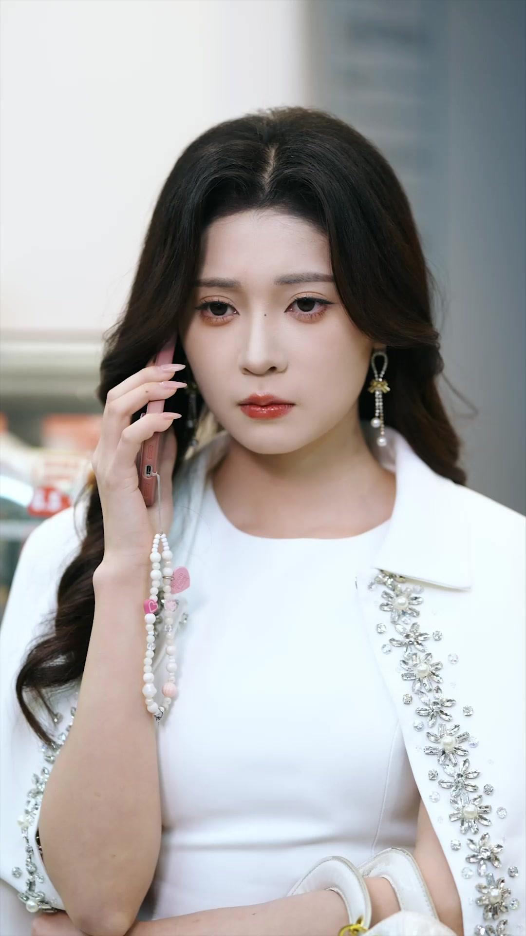  ملكة جمال الجامعة تقع في حب سباك