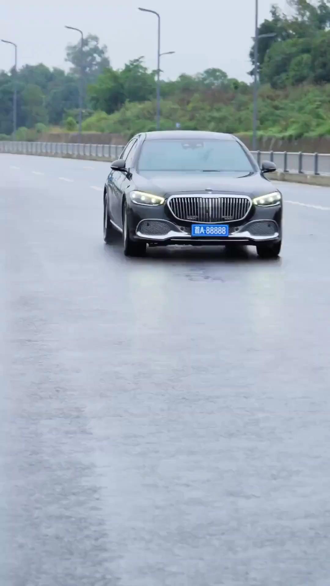 (Dubbed) A Discarded Wife? The Billionaire’s Lucky Charm!