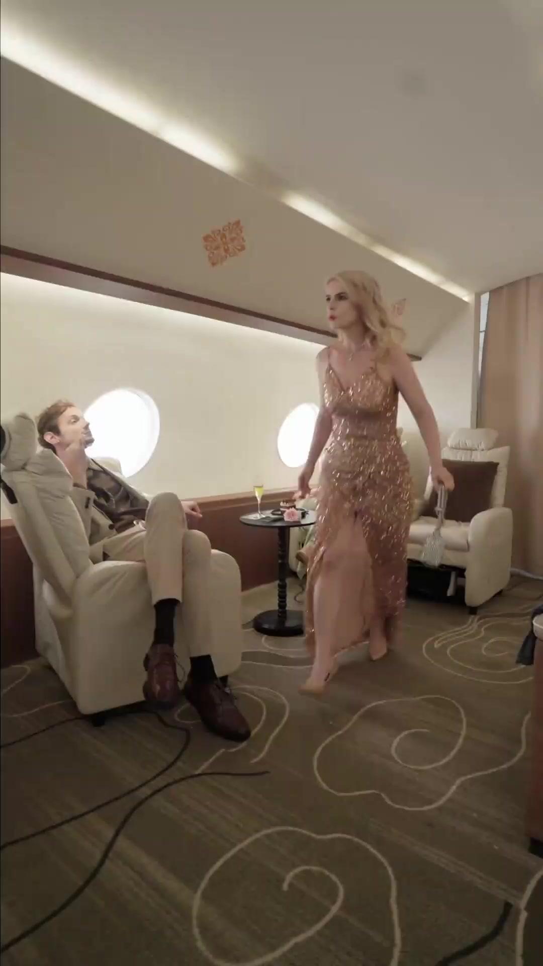 (Doblado) Él no es tu esposo