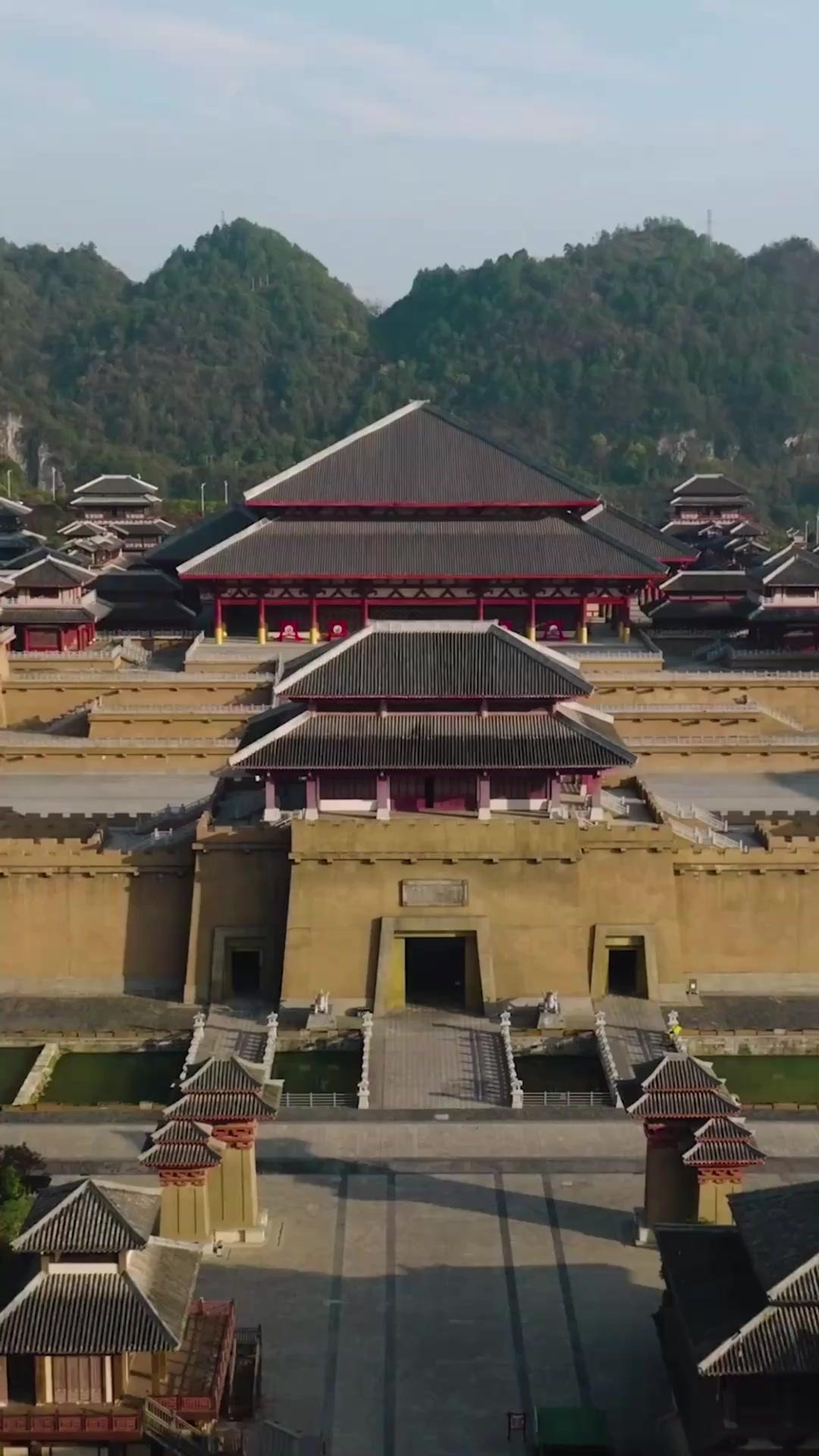 Kaisar di Balik Rakyat