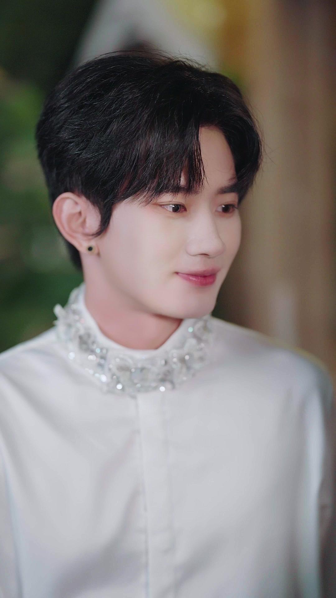 Help! My Reborn Queen Needs My Favor!