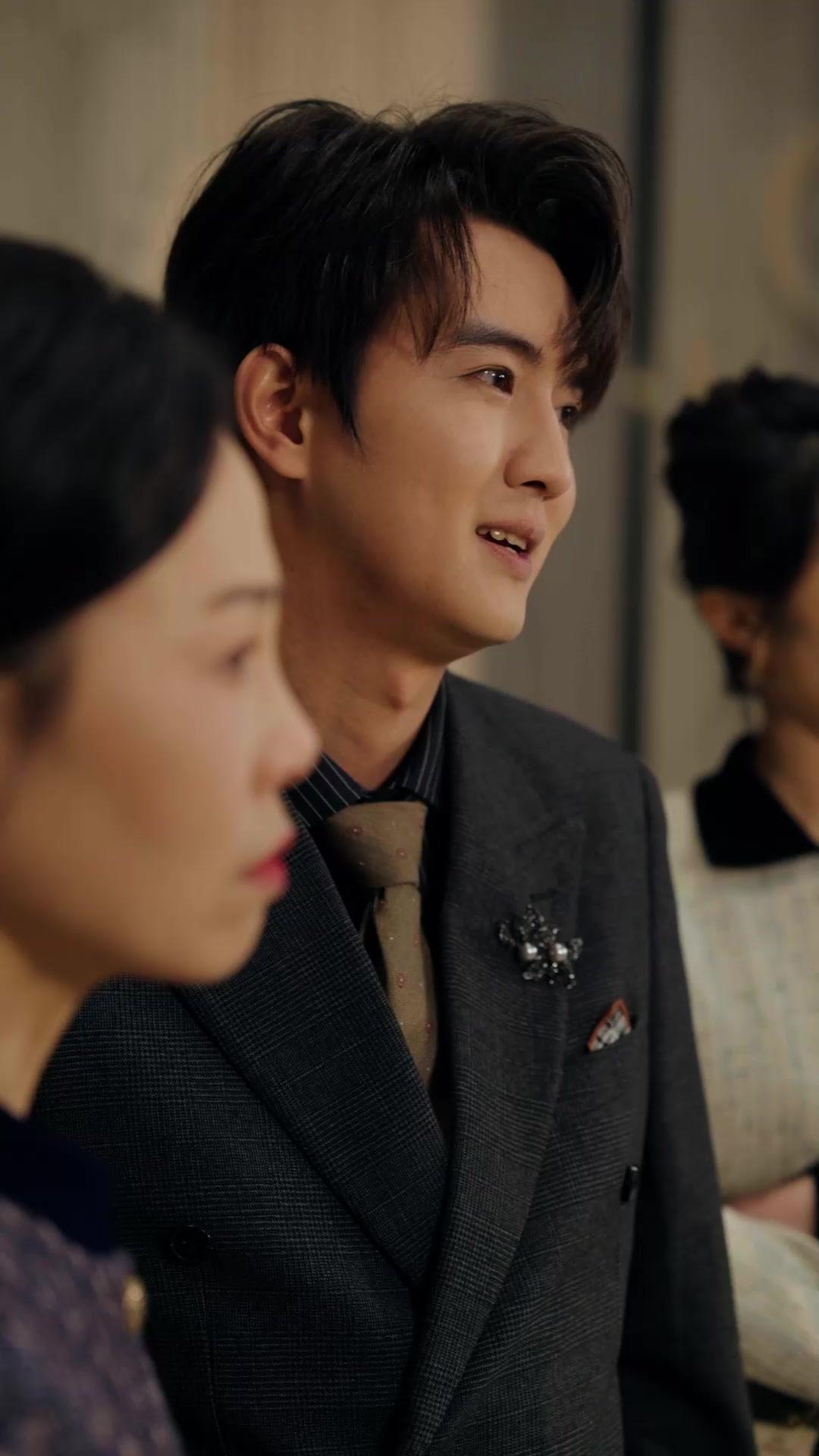 Khuôn Mặt Bà Già