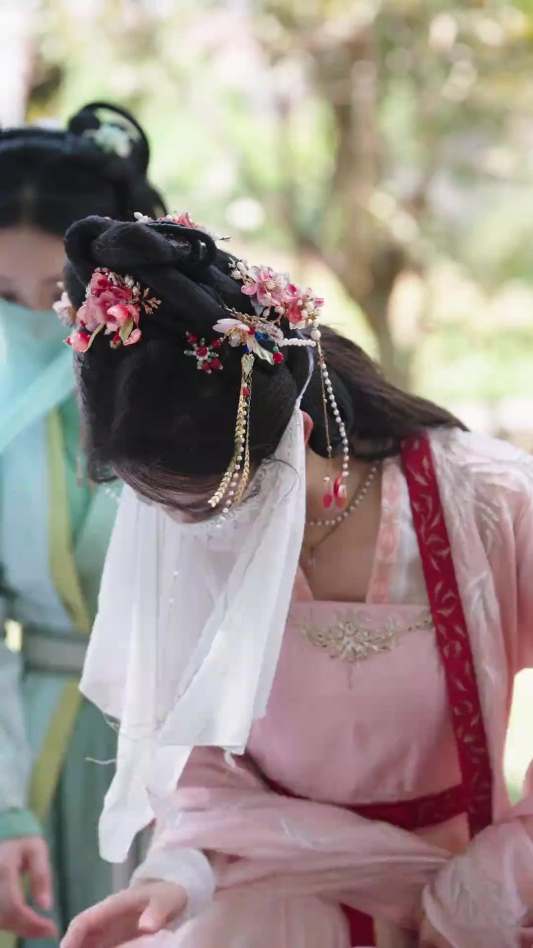 Bangkit Kembali, Menolak Jadi Istri Baik