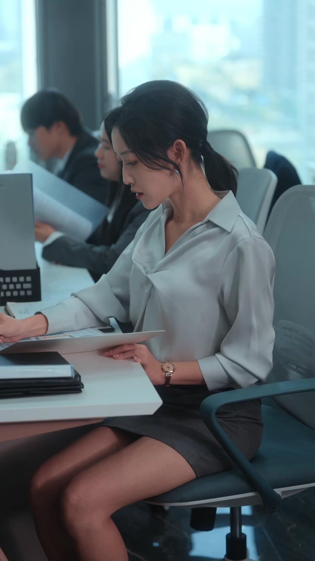 Satu Atap, Dua Kisah Cinta