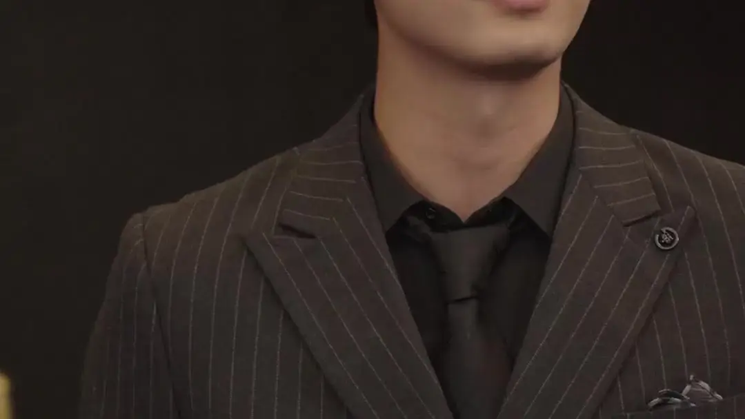 Guarding the Dragon Vein: When a Glance Holds More Than a Thousand Words