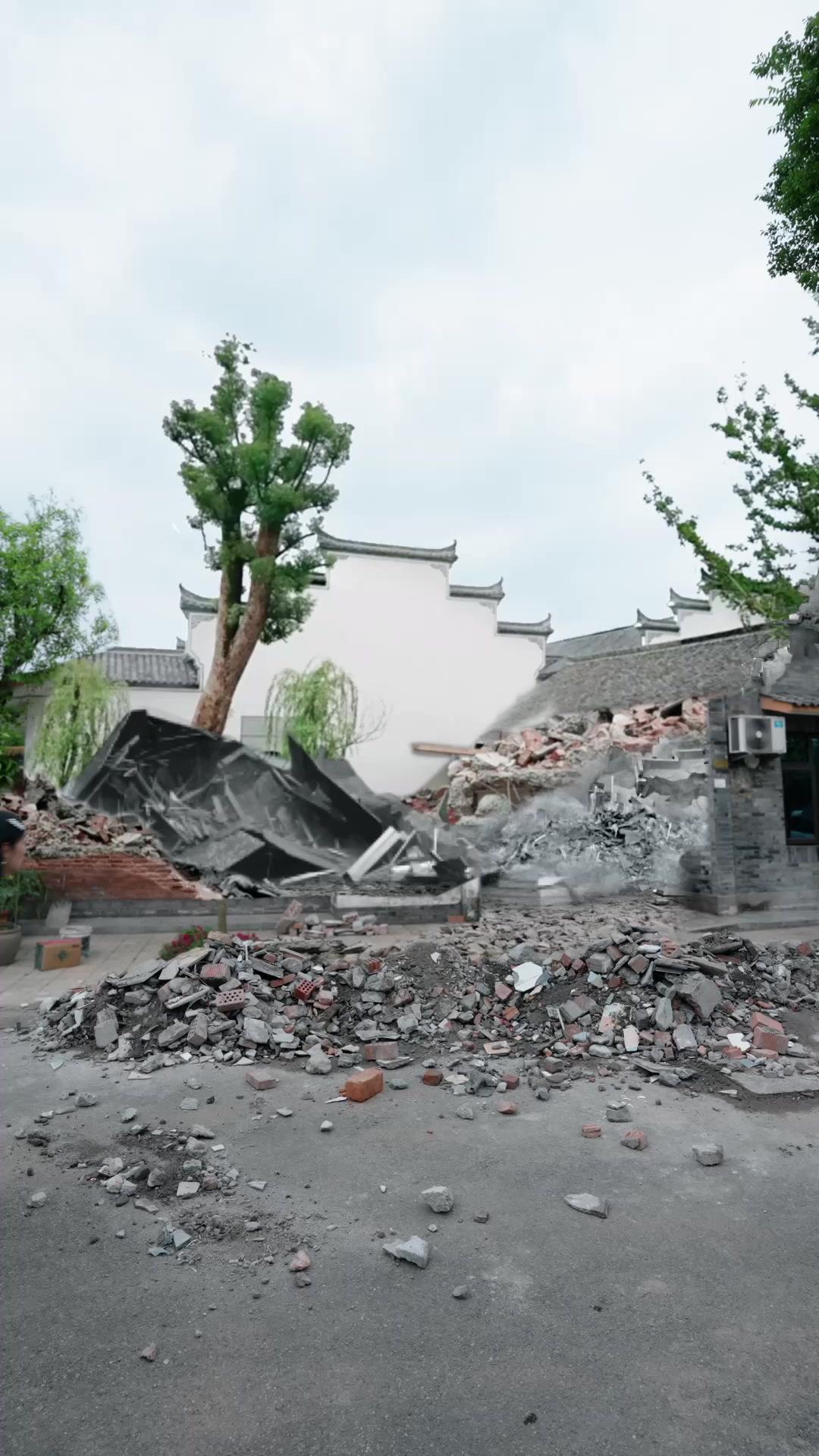 Dalam Pelukannya, Aku Bebas