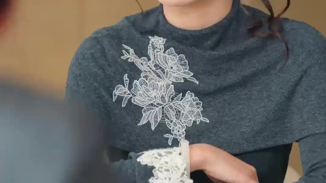 (Dublajlı) Ölümsüz Düştü Dünyaya, Eşim Kara Anka: Çay Masasında Patlayan Aile Sırları