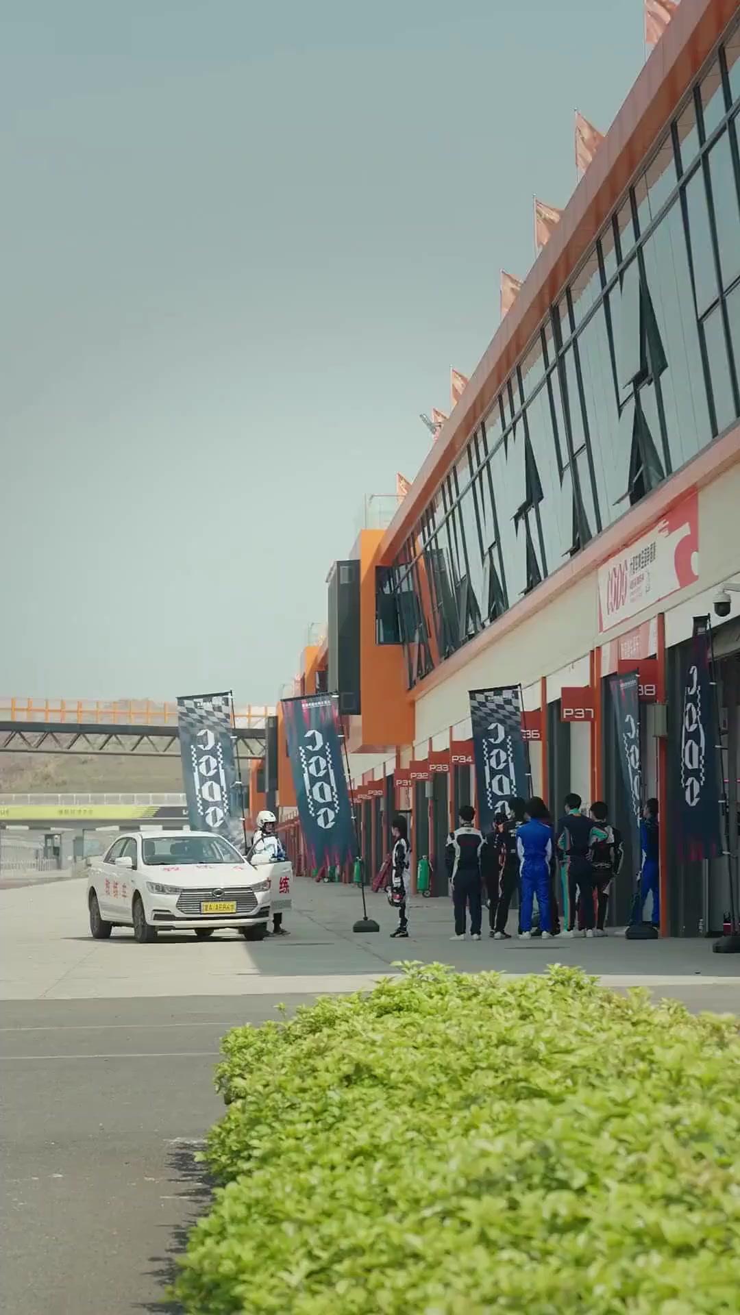 (Doblado)Renacer en la pista