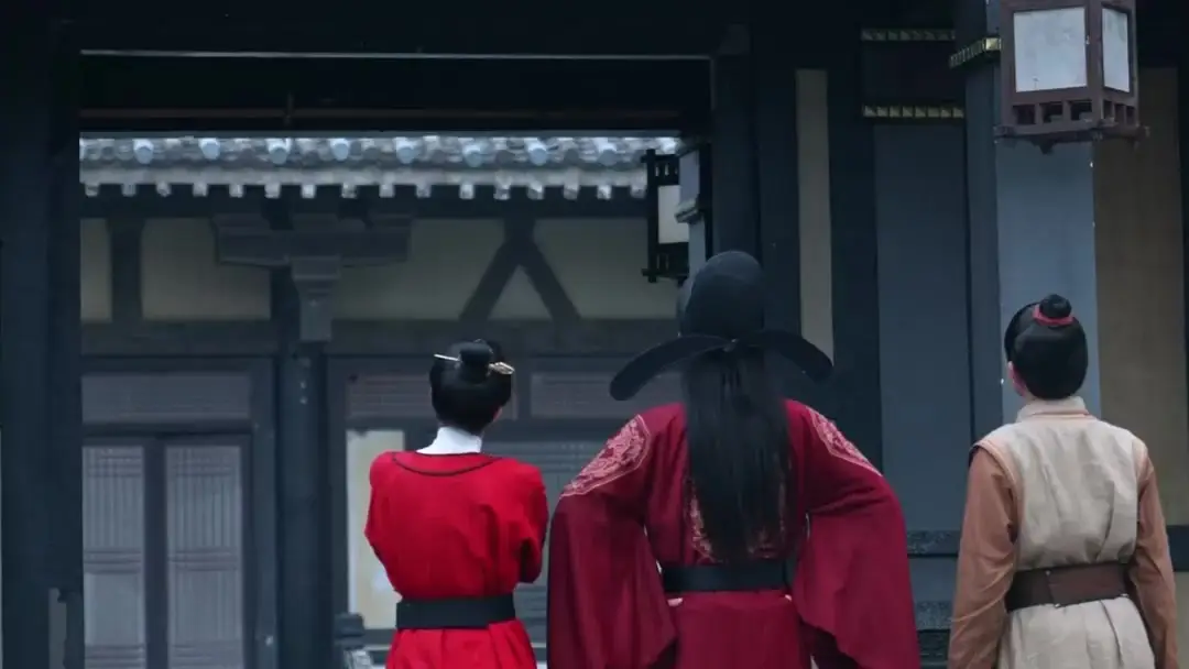 Red Robe, Red Herring