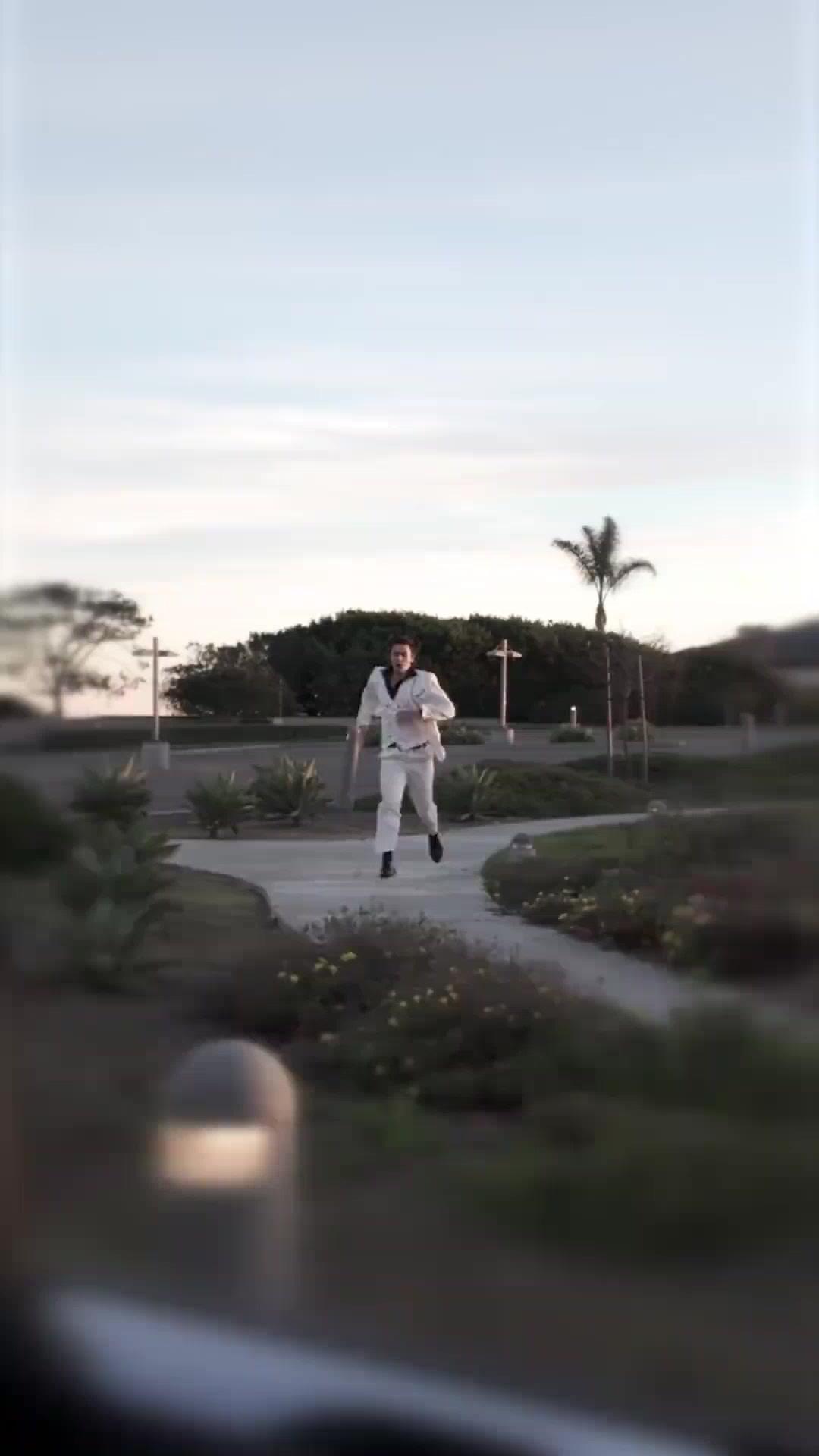 (Doblado) Bebé, me estás perdiendo