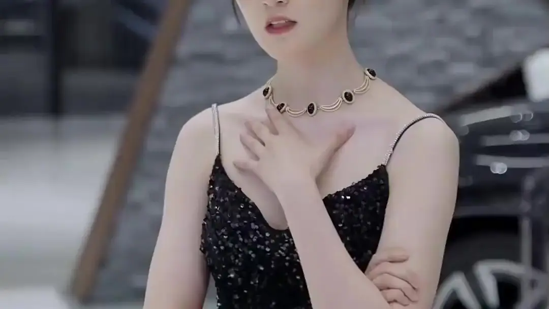 (Sulih Suara) Semakin Boros, Rezeki Justru Lancar: Pameran Mobil yang Menjadi Panggung Cinta dan Kekuasaan