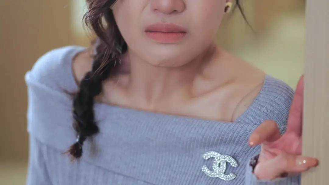 Too Late for Love: When the Brooch Speaks Louder Than Words