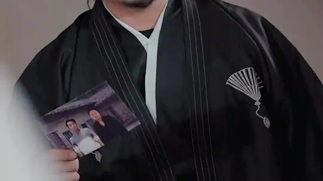 The Imposter Boxing King: When the Mic Turns Into a Sword