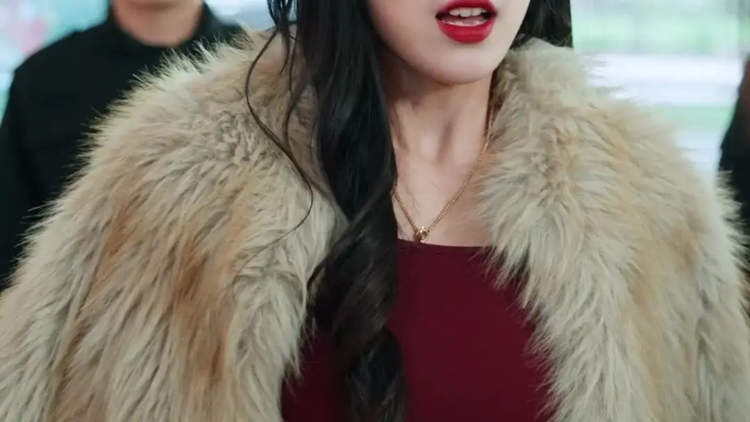 豪門太后在民間：紅裙踩碎保溫杯的瞬間，她笑得像贏了整場人生