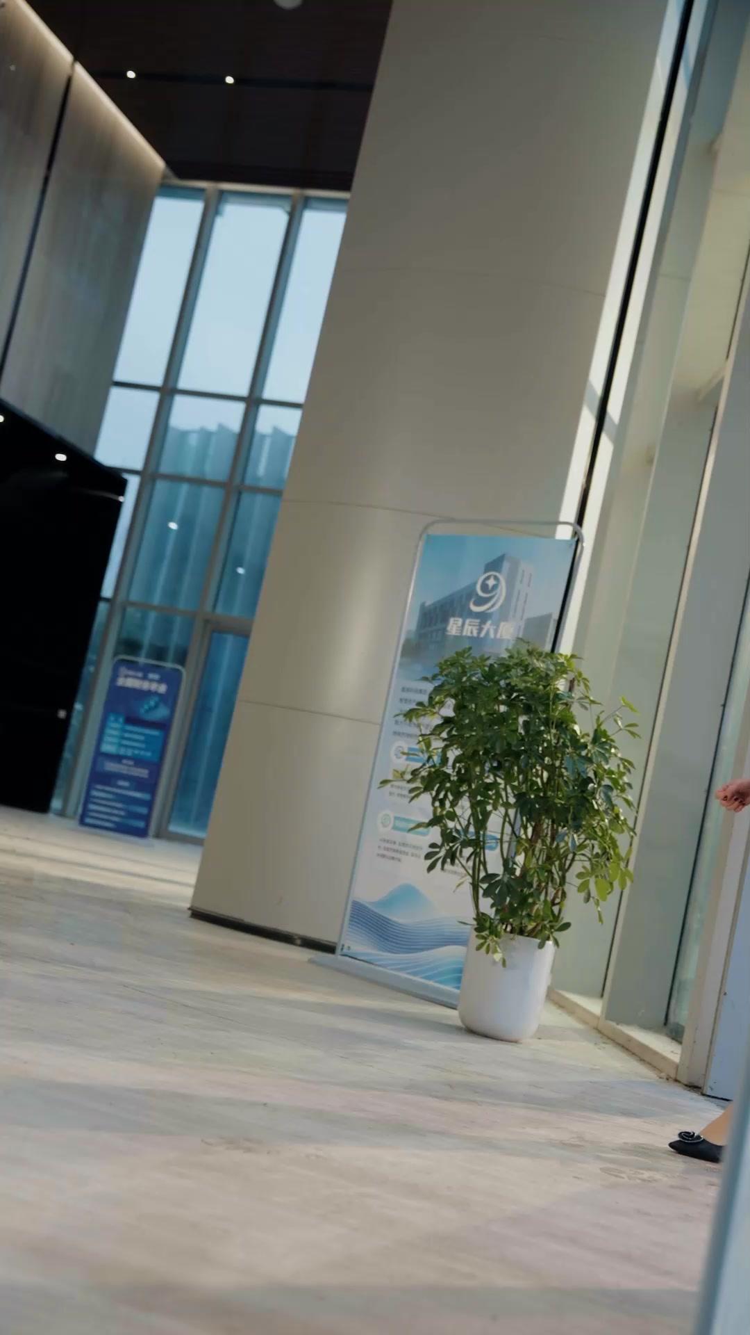 Khuôn Mặt Bà Già