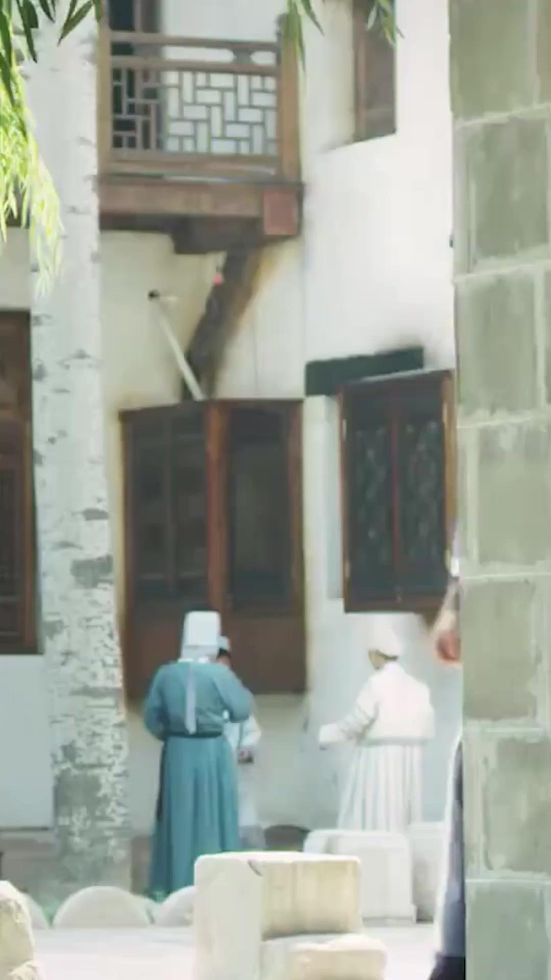 Ölümsüzler Köşkü’nde Büyük Curcuna