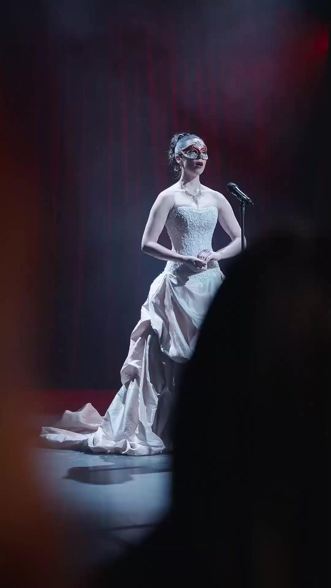 (Synchro)Die maskierte Gesangsdiva