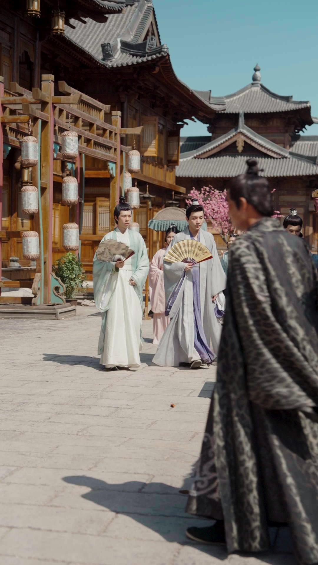 AU-DELÀ DU TRÔNE, L'AMOUR