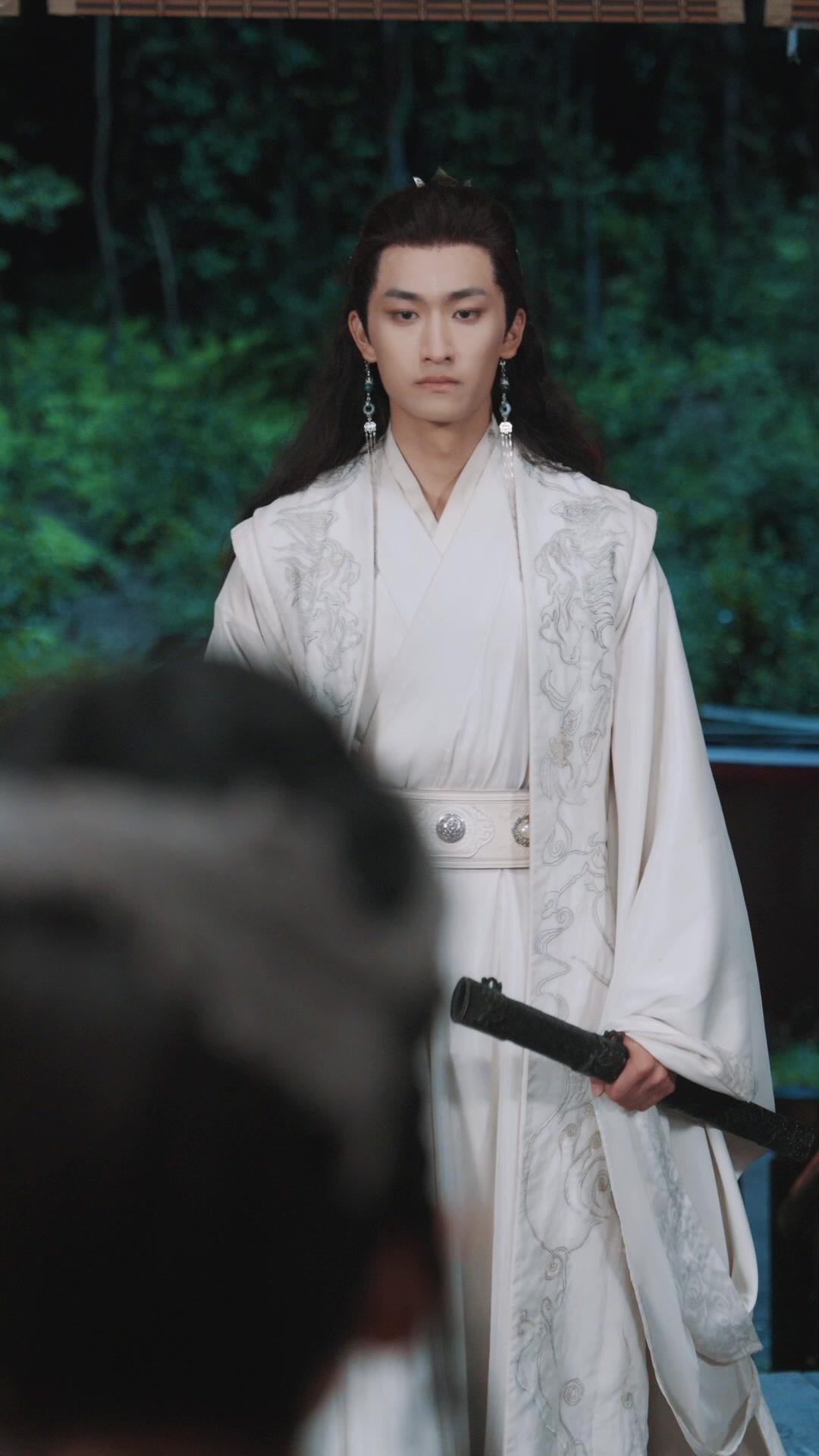 แปดปีใต้เงาสวรรค์