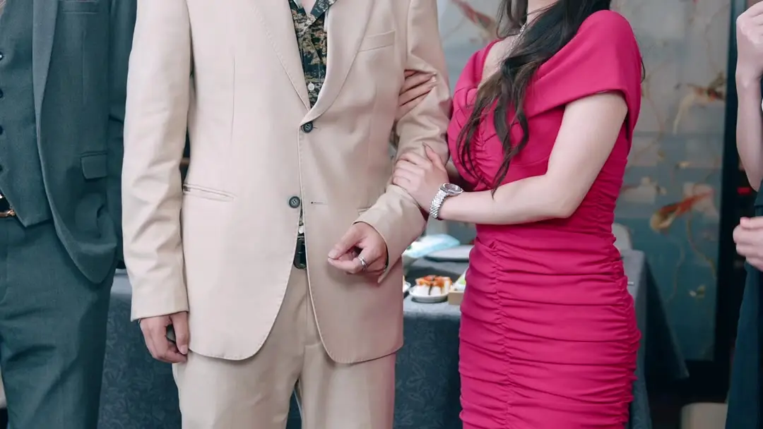 Arm-in-Arm vs. Hand-in-Hand