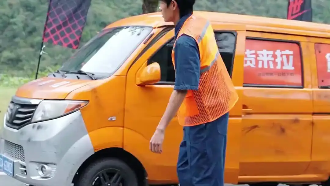 (مدبلج) سائق الشاحنات، أقوى مما تتخيل: عندما يتحول الطريق إلى مسرح للصراع الخفي