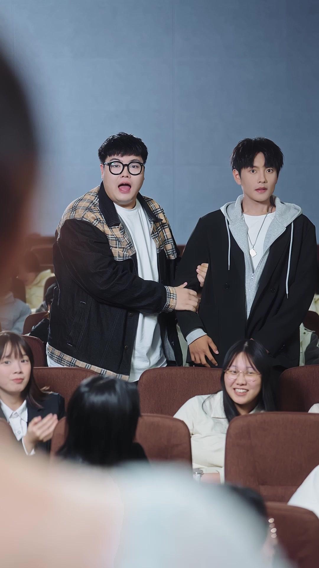 Campus Queen Falls for Me After My First Love Betrayed Me